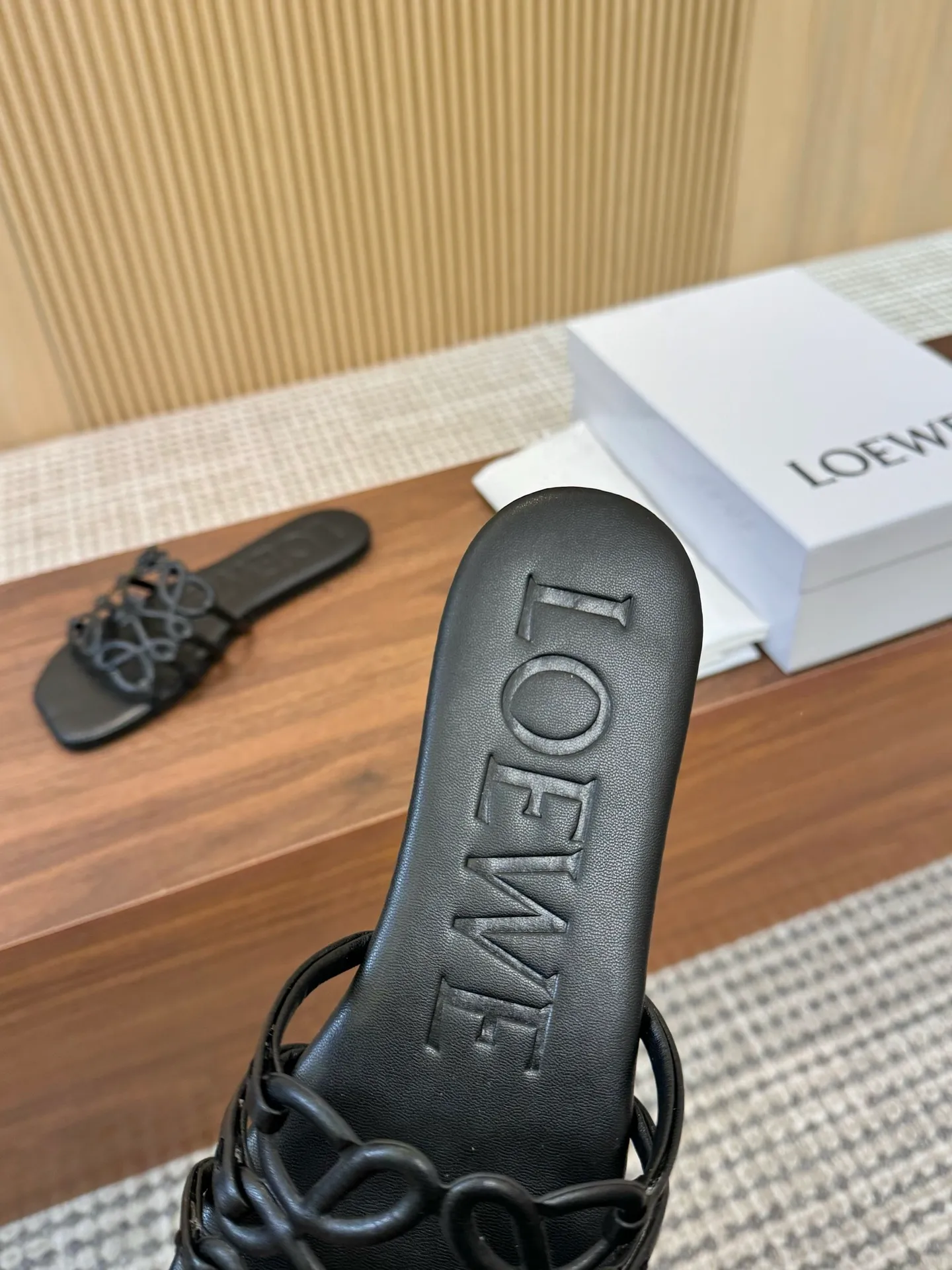 👟👟Ex-factory price 400👟👟 The latest 2025 LOEWE, summer limited edition hollow slippers, they are so beautiful on your feet! ! ! Highly recommended, a super lazy drag, the same style worn by celebrity bloggers! Fabric: Imported sheepskin (black, white, apricot, red, pink, five colors) Lining: Imported sheepskin Genuine leather outsole injection molded dyed bottom Number: 35-42